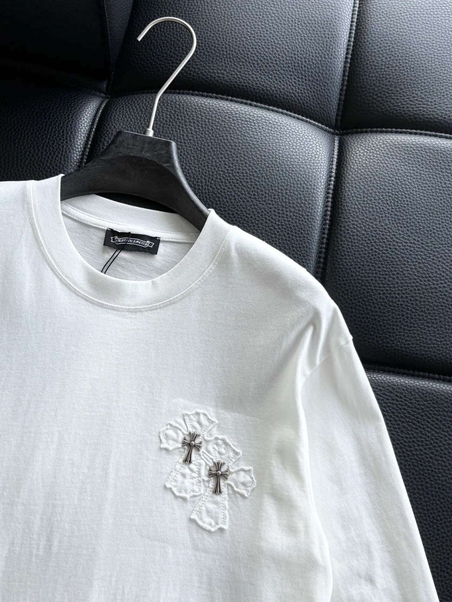 P416 Chrome Hearte CH new cross horseshoe Chrome Heart Sanskrit three-dimensional patchwork show craftsmanship, washed and frayed, pure cotton fabric, custom dyed in the same vat with special thickened 32 double-stranded 1X1 threads. .Light luxury, a must-have item for daily commuting for men and women.  Color: Black White Size: M~3x Style No.: 3579